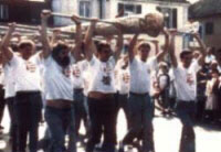 Membres du groupe portant le bélier, symbole du Groupe Bélier.